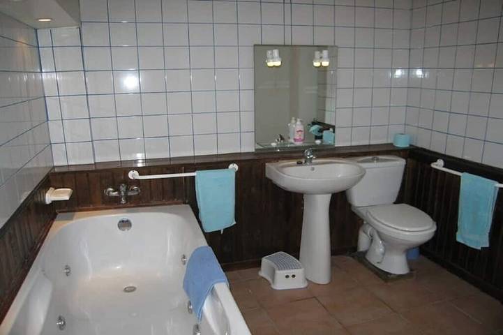 Gîte pour 5 personnes, avec piscine et jacuzzi ainsi que terrasse et jardin à Gibourne