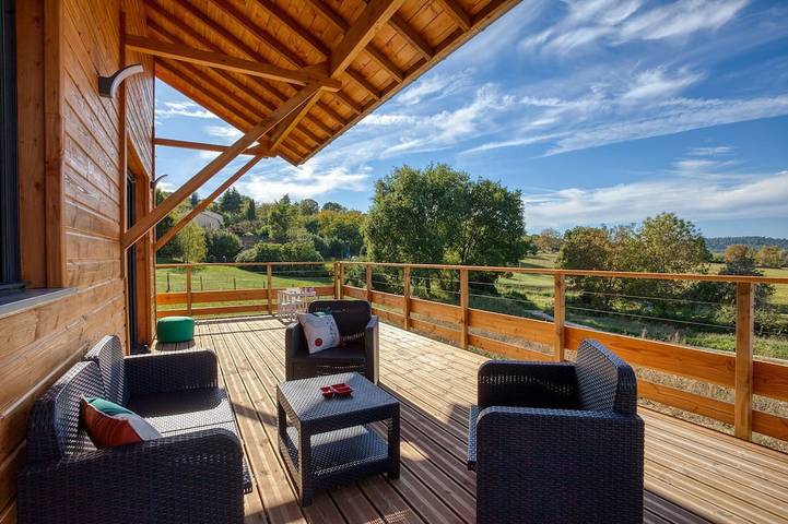 Chalet pour 6 personnes, avec jardin ainsi que jacuzzi et terrasse, animaux acceptés