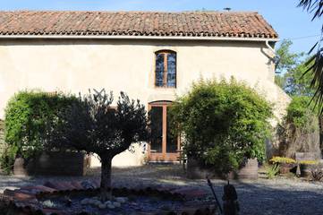 Gîte pour 5 personnes, avec jardin et bassin pour enfant ainsi que vue et piscine, adapté aux familles à Madiran