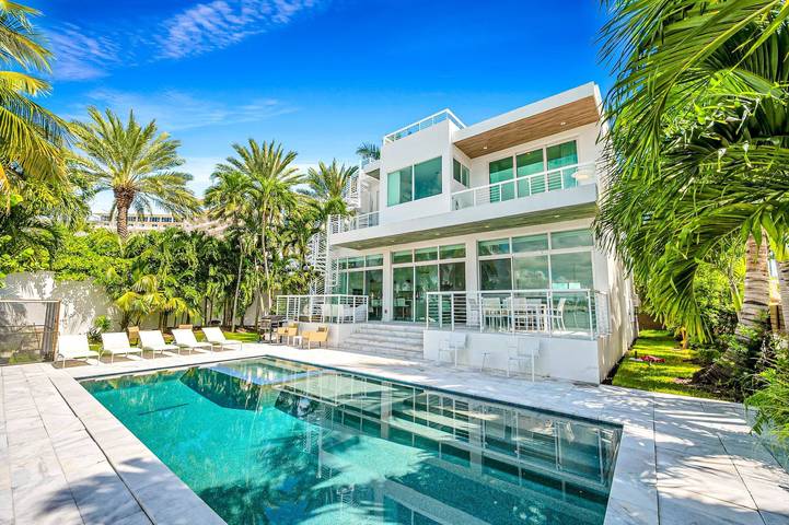 Vacation rental for 11 people, with yard and balcony, kid friendly in North Bay Village