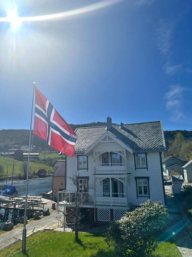 Ferienhaus für 6 Personen, mit Balkon und Terrasse sowie Garten und Ausblick in Halsa
