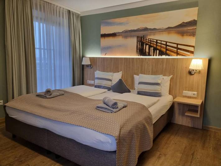 Hotel für 4 Personen, mit Balkon und Terrasse sowie Garten und Seeblick in Grabenstätt