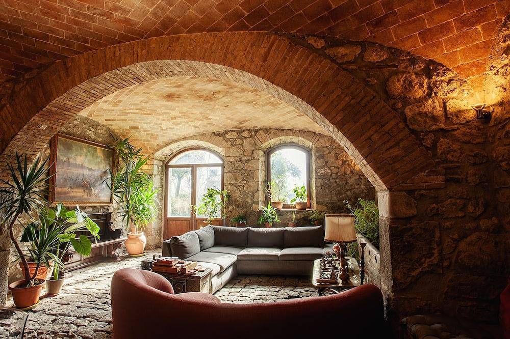 Villa with panoramic pool and gardens    in Bolsena, Terni Provinz