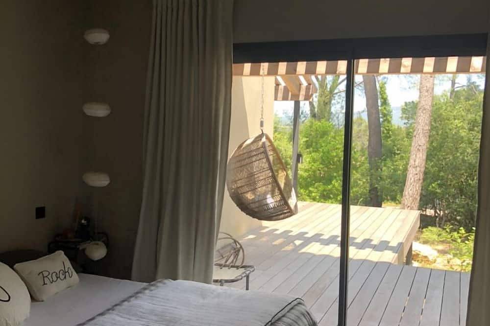 Magnificent architect-designed house in the pines overlooking Pic sur Loup in Montferrier-sur-Lez, Montpellier region