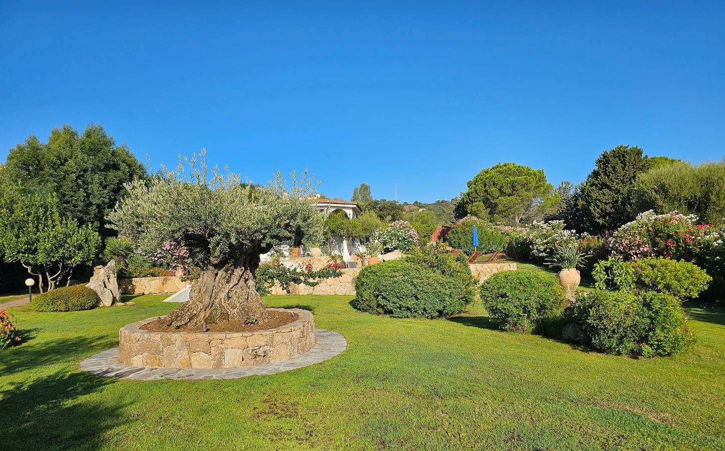 Villa Luna Rossa met Zeezicht, Zwembad, Airco, Wi-Fi, Tuin, Terras en Balkon in San Teodoro, Olbia-Tempio