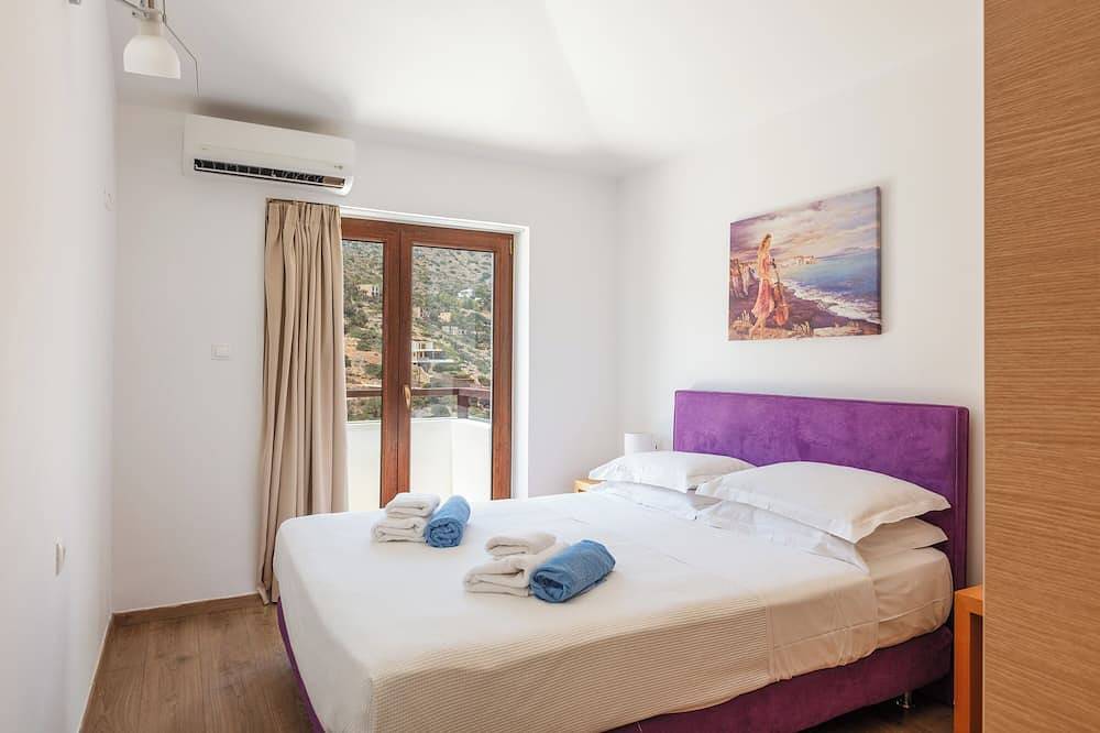 Sea views, short drive to the beach and shops! in Elounda, Lasithi