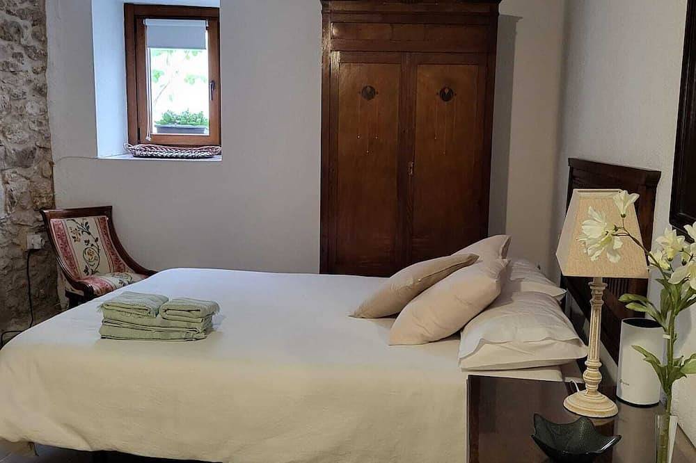 Casa de pueblo, con tres apartamentos y zona común de spa, solarium y terraza. in San Jorge, Provincia de Castellón