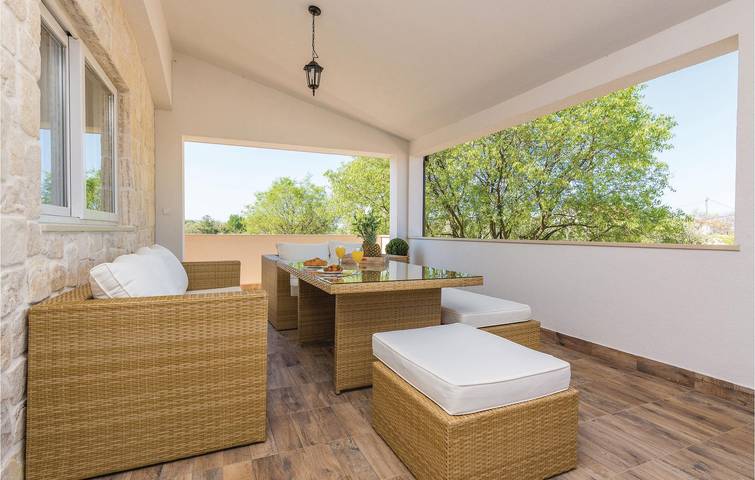 Charmante 2-Zimmer-Wohnung mit Pool und Terrasse in der Nähe einer Pizzeria in Galovac, Zadar