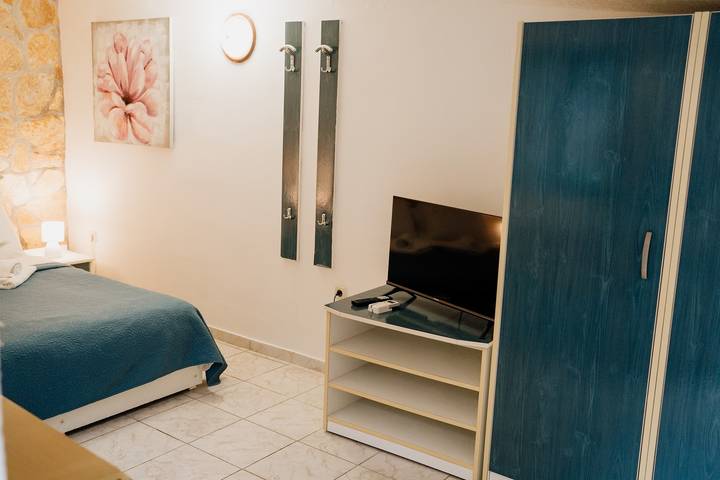 Ganze Wohnung, Villa Palma 3, in der Nähe des Strandes Zagazinjine, in Mali Lošinj, für zwei Personen. in Mali Lošinj, Lošinj (Kvarner Bucht)