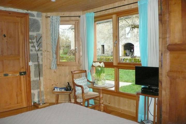 Chambre d’hôte pour 3 personnes, avec jardin dans Saint-Georges-Nigremont
