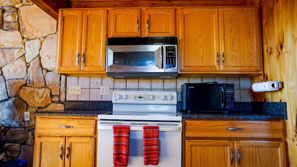 Gedenkwochenspecial !! Die Barschhütte mit Whirlpool und Panoramablick ist grasbewachsen in Blue Ridge Parkway, Little Switzerland