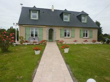 Location de vacances pour 2 personnes, avec jardin ainsi que terrasse et vue à Roz-Landrieux