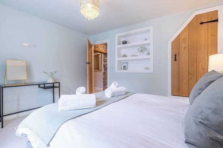 Stunning Grade 2 Listed Cottage that sleeps 8 in the heat of Kirkby Lonsdale in Kirkby Lonsdale, Yorkshire Dales National Park