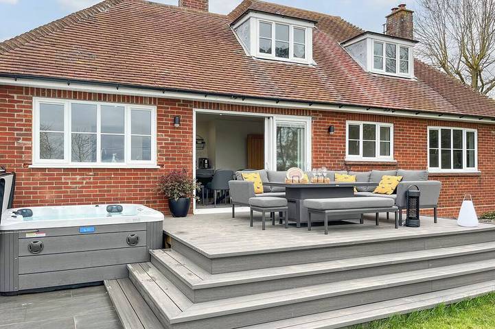 Cottage for 8 people, with hot tub and garden, with pets in Colchester
