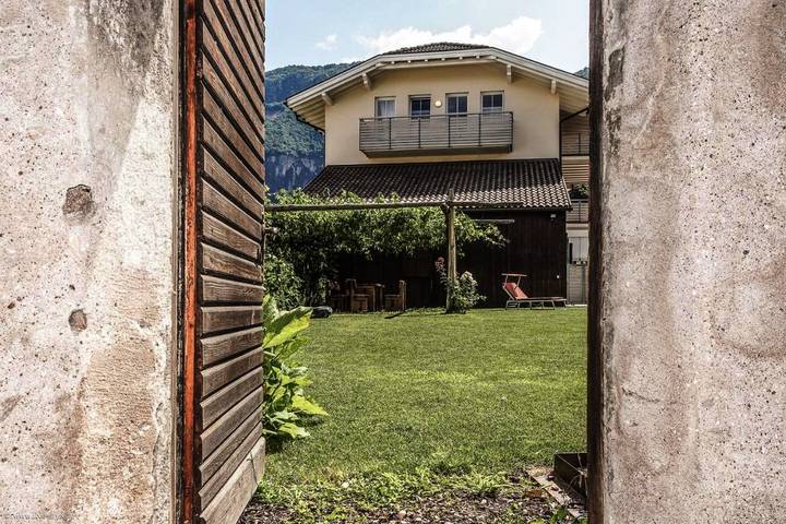 Ferienhaus für 3 Personen, mit Balkon und Terrasse sowie Garten und Ausblick in Auer