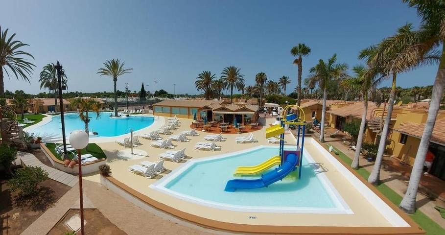 Appart’hôtel pour 4 personnes, avec Terrasse et Jardin ainsi que Bassin pour enfant et Piscine