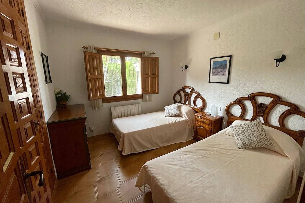 3 bed 2 bath family villa, close to beach, Smart Tv, Wifi and air con in Cabo de la Nao, Jávea