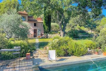 Location de vacances pour 10 personnes, avec jardin à Cucuron