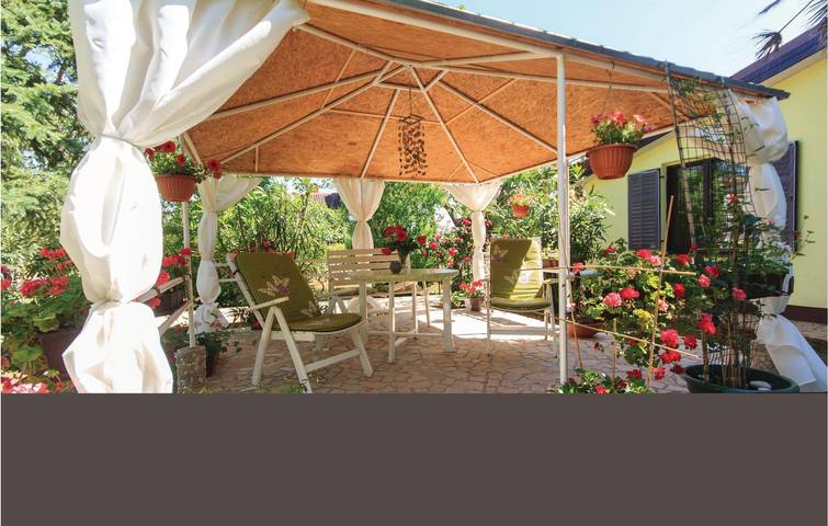 Ganze Ferienwohnung, Charmante Ferienwohnung mit Terrasse in der Nähe des Stadtzentrums von Sisan und des Strandes in Sisan, Südküste Istrien