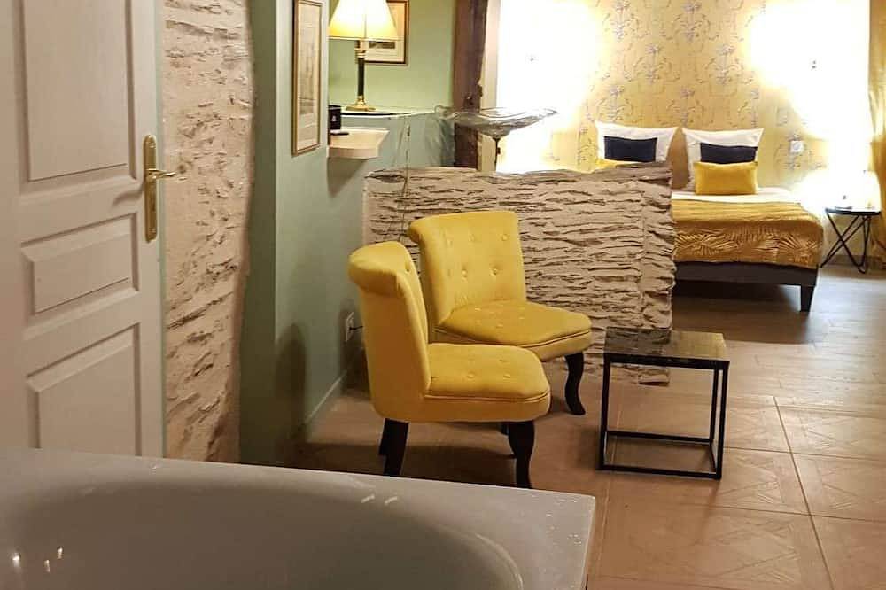 Entire apartment, Suite with individual Spa \"Seigneurial Suite in Ploërmel, Vannes region