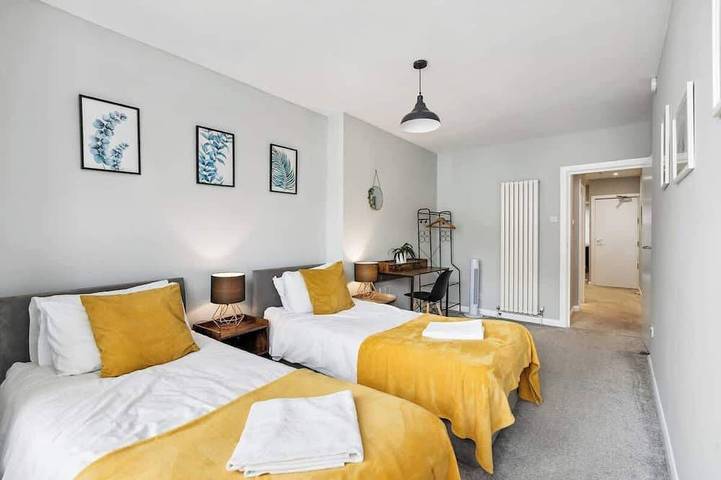 Entire apartment, Beach Access Apartment w/ Pier Views & Near Lanes in Brighton, Sussex