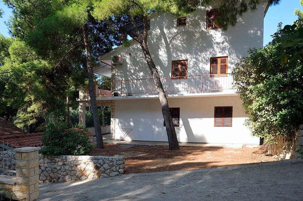 Geheel appartement, Tweekamerappartement aan het strand Ivan Dolac, Hvar (A-18100-b) in Hvar