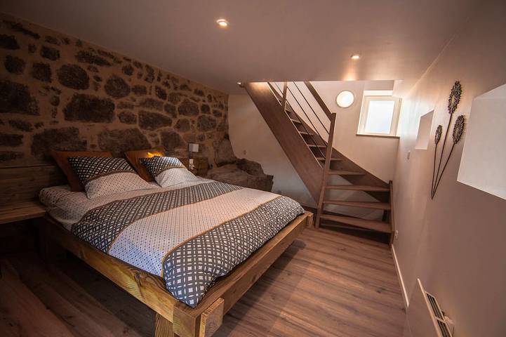 Renoviertes Haus, ruhig, Terrasse, Flussblick, Schlafplätze für 6, im privaten Waldgebiet in Oisseau, Mayenne