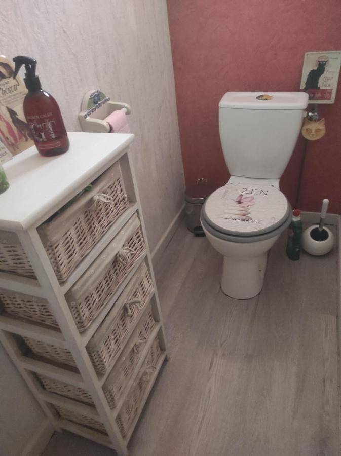 Chambre spatieuse avec grand lit. in Aspet, Haute-Garonne