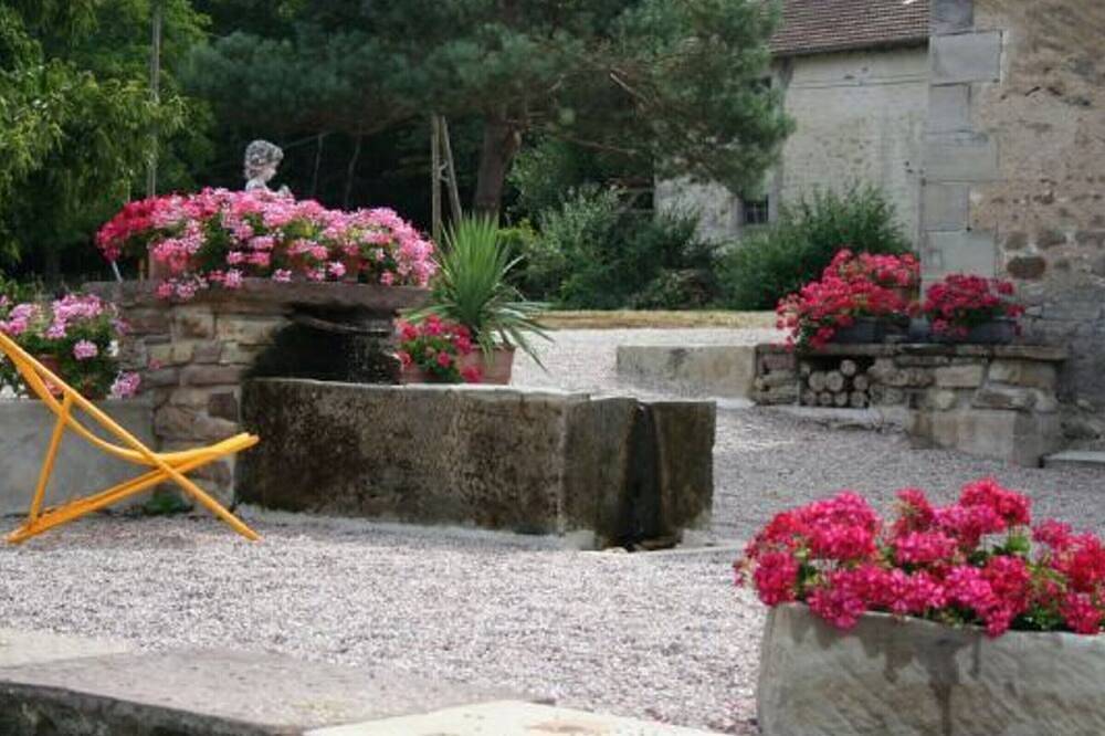 Spring Room with Park and Nature Activities in Le Clerjus, Épinal en omgeving