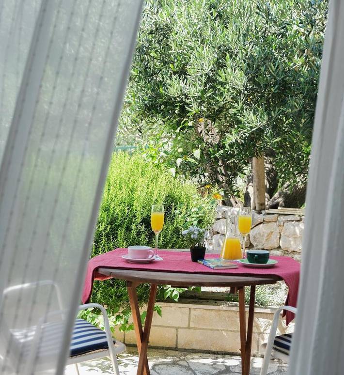 Ferienwohnung für 4 Personen, mit Garten und Ausblick, kinderfreundlich in Krvavica