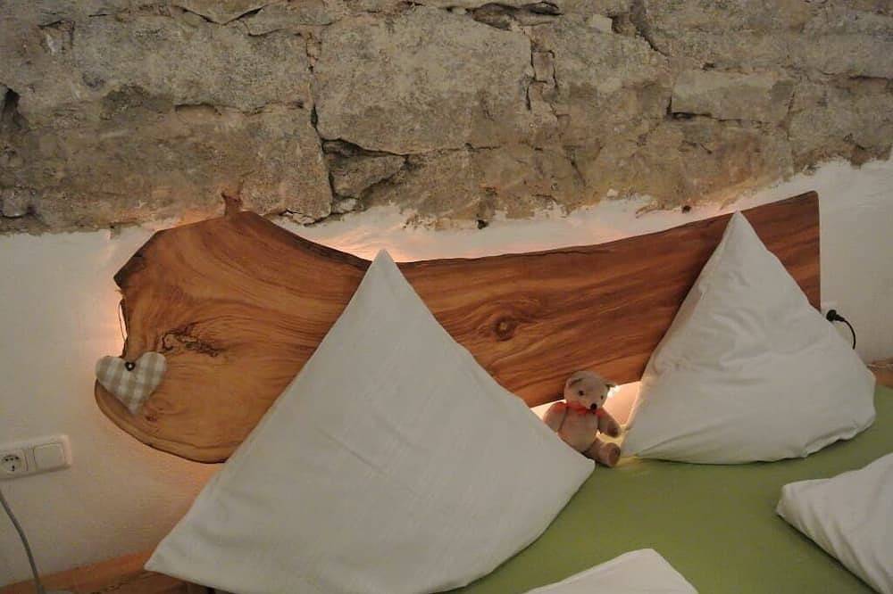 Ganze Wohnung, Ferienwohnung \"Kräutergarten\" im Erdgeschoss mit Balkon in Schwarzach b.Nabburg, Naturpark Oberpfälzer Wald