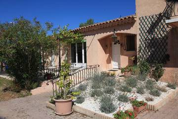 Gîte pour 4 personnes, avec balcon ainsi que jardin et piscine à Taillades