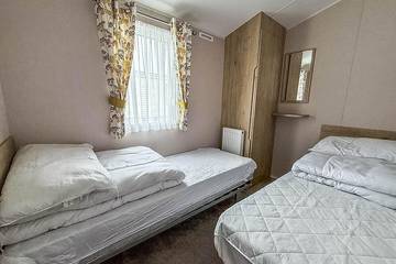 Static Caravan for 6 People in St Osyth, Essex, Photo 2