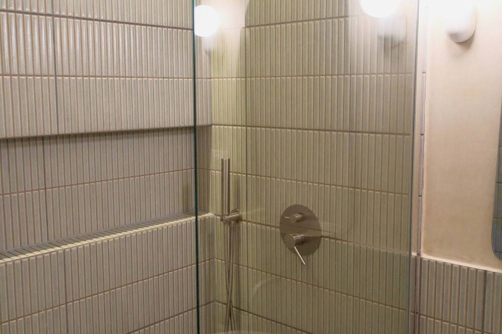 Apartamento entero, Elegant T2 with garden - 10 min from La Défense, 30 min from Paris in Suresnes, Altos del Sena