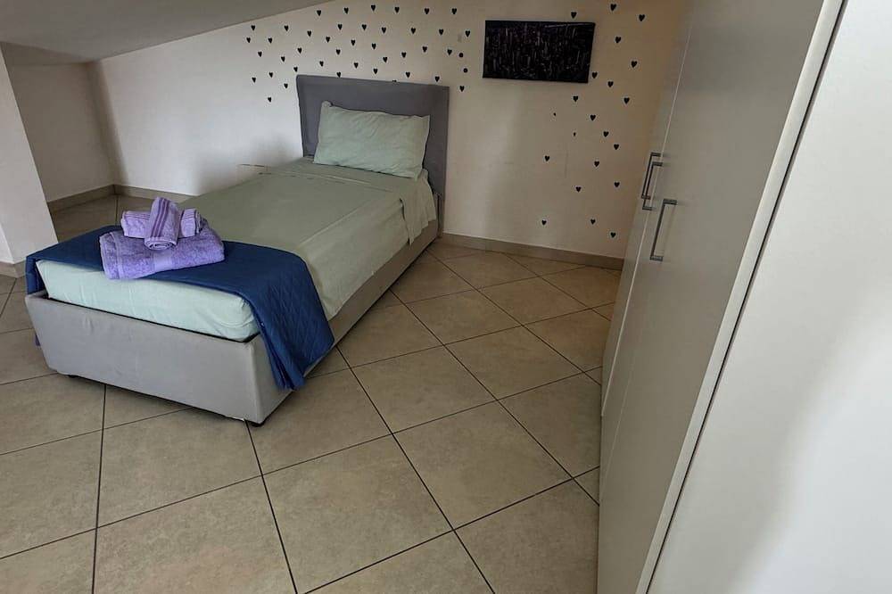 Entire apartment, Evaguesthouse just minutes from Rome in Marino, Parco Regionale dei Castelli Romani