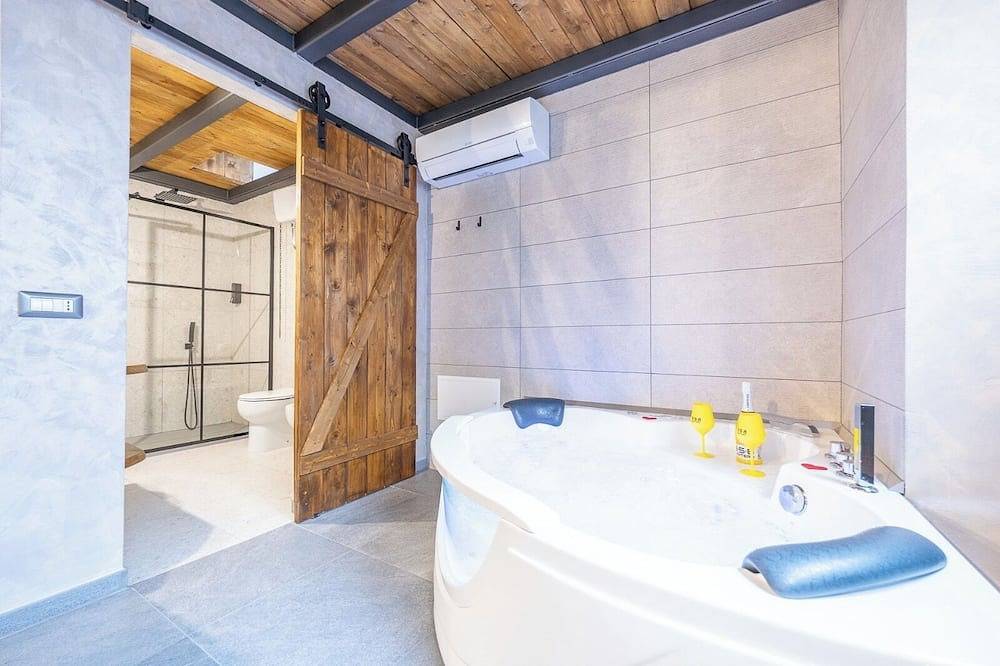 Apartamento entero, Exclusive Loft with private Jacuzzi Entire apartment in the center of Monterotondo in Monterotondo, Provincia de Roma