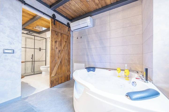 Apartamento entero, Exclusive Loft with private Jacuzzi Entire apartment in the center of Monterotondo in Monterotondo, Provincia de Roma