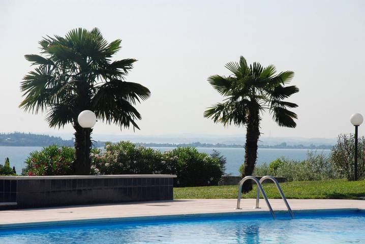 Ferienwohnung für 4 Personen, mit Balkon und Garten sowie Kinderpool und Pool in Manerba del Garda