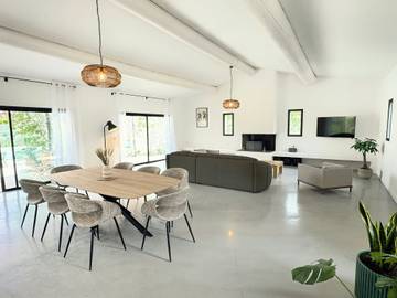 Location de vacances pour 8 personnes, avec terrasse, animaux acceptés à Eyguières