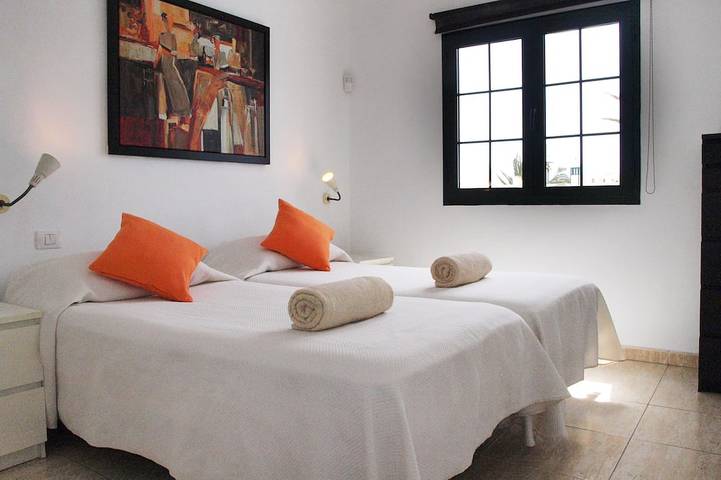 Appartement entier, Appartement moderne à l'étage avec vue sur la mer, Wifi, climatisation et climatisation. la télé in Puerto del Carmen, Tías