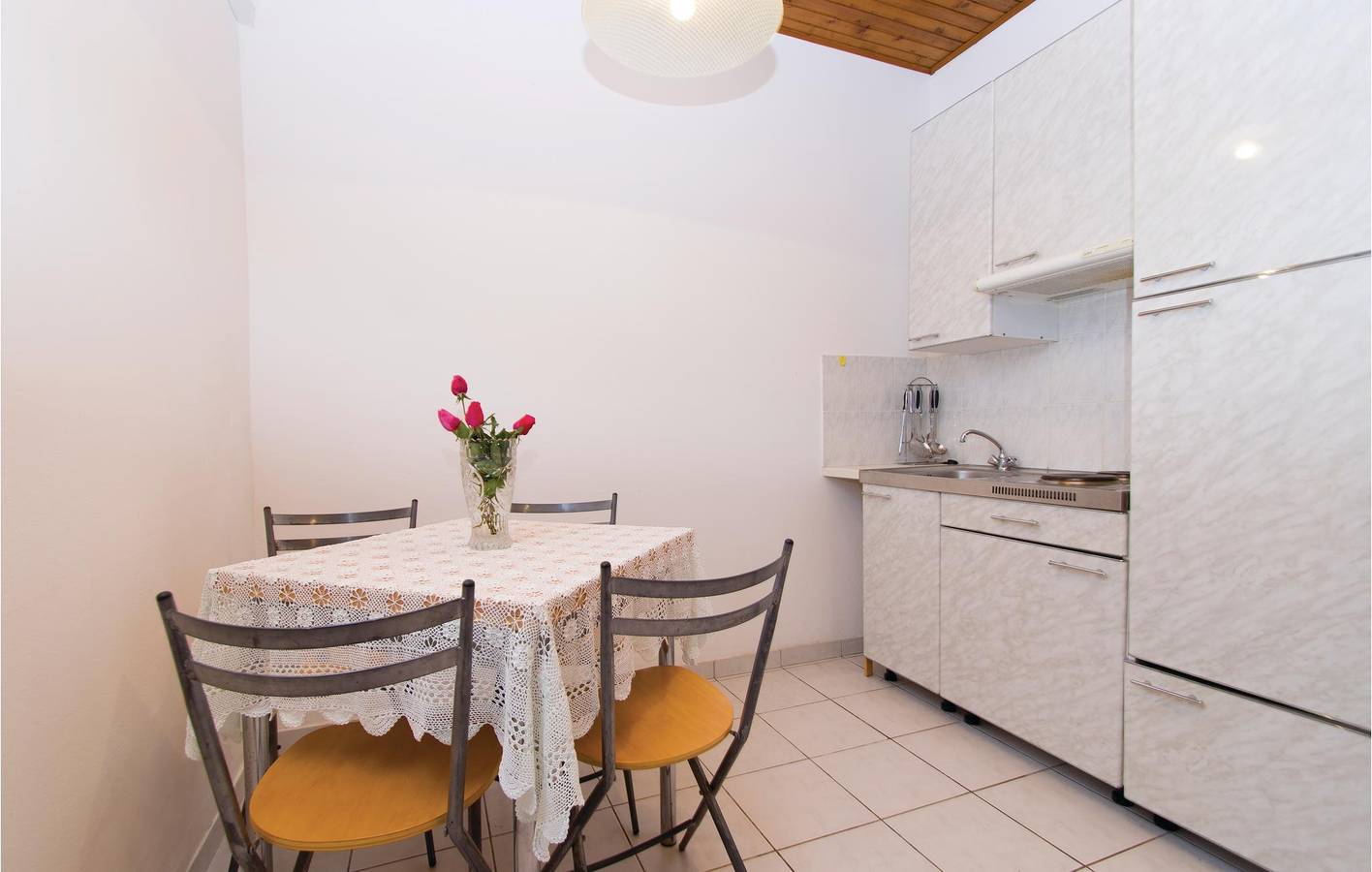 Toevluchtsoord aan zee: gezellig appartement met terras, parkeerplaats en wifi in Kneza, Korcula