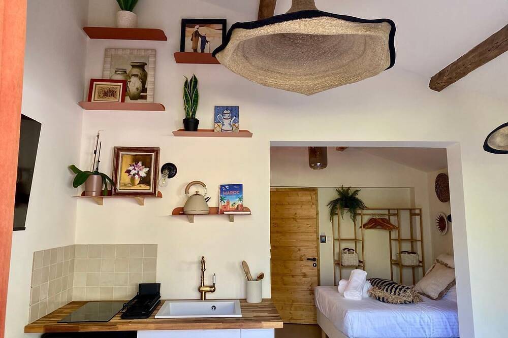 Ganze Wohnung, Studio Essaouira at Panorea Garden - Moroccan ambience with private terrace in Le Beausset, Toulon Region