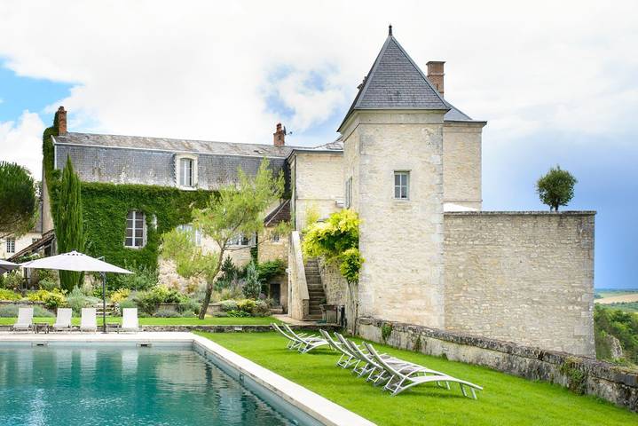 Château pour 48 personnes, avec terrasse ainsi que jacuzzi et jardin en Bourgogne