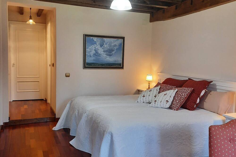 The Painter's Cottage. Country house in Asturias. Relax while looking at 1 native forest in Nava, Asturias Province