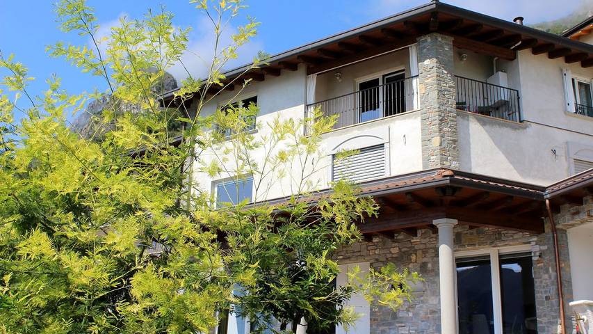 Appartamento per 4 persone, con balcone e vista lago nonché giardino in Comune di Marone