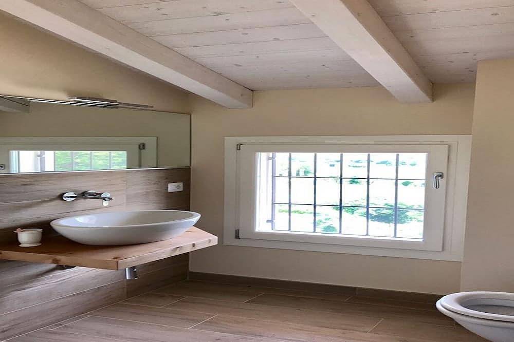 Ganze Wohnung, Penthouse mit Blick auf den See, eingebettet in den Hügeln Moräne in Ponti sul Mincio, Gardasee