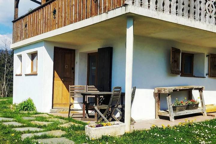 Gîte pour 4 personnes, avec Terrasse ainsi que Jardin et Vue à Châtillon-sur-Cluses