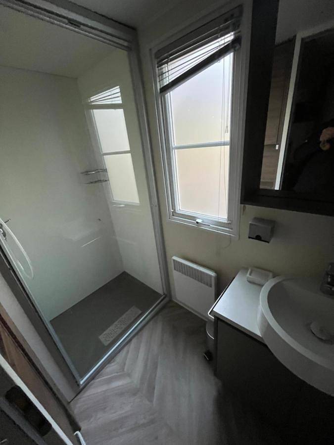 Camping pour 6 personnes, avec terrasse ainsi que piscine et vue, animaux acceptés à Gassin - 3