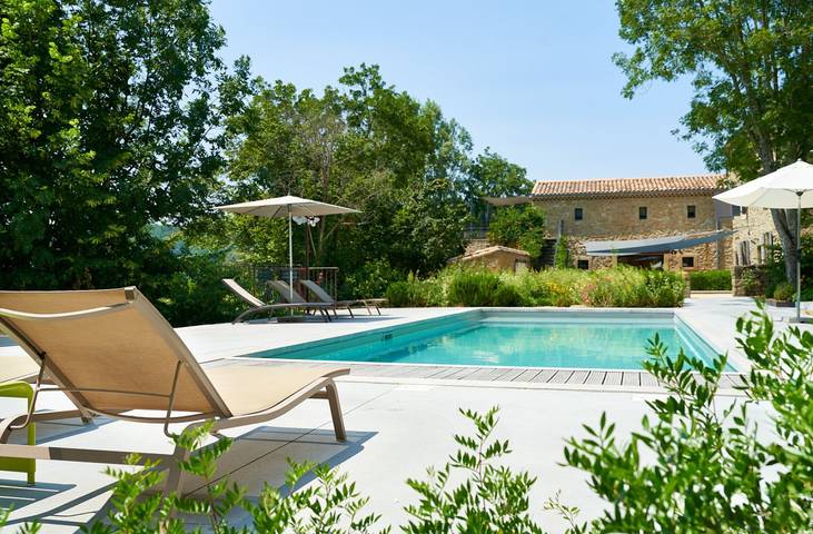 Gîte pour 19 personnes, avec jacuzzi et jardin ainsi que terrasse et piscine, animaux acceptés