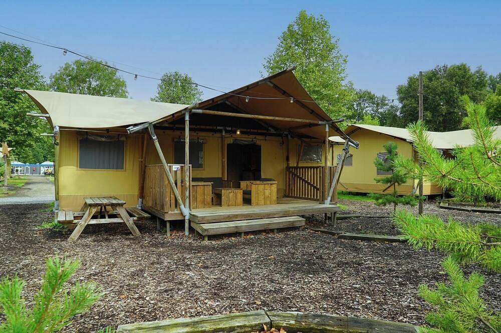 Glamping tent with 3 bedrooms and a terrace in Nordholland